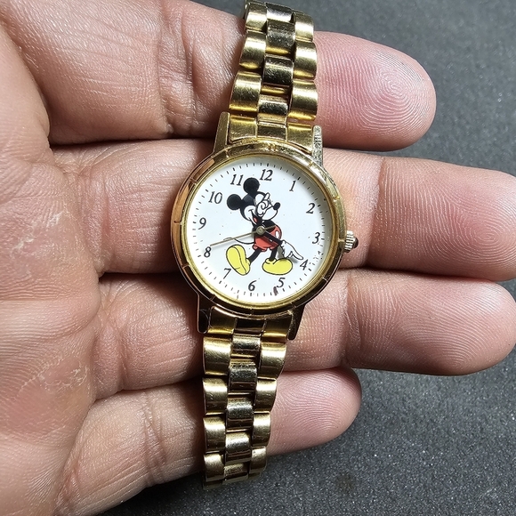 Disney Mickey Mouse Quartz Gold Tone Fashion Watch Exclusively For Disney Workin - Picture 1 of 10